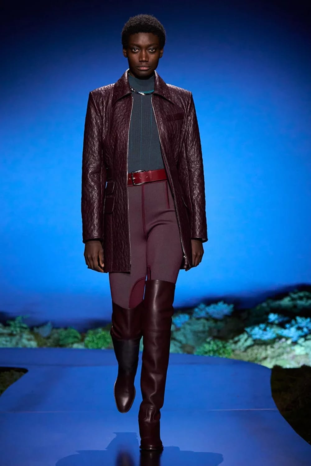 Couleur rouge acajou tendance de l'automne/hiver 2026-2027 : portée en total look veste et pantalon