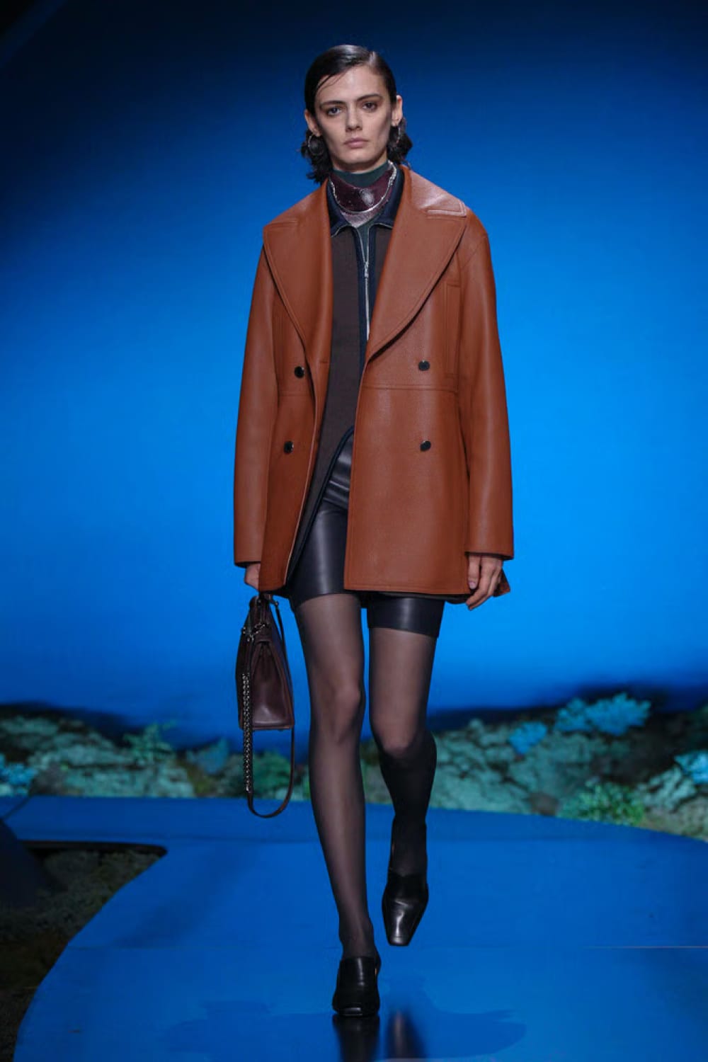 Manteau en cuir couleur brun cognac Arabian Spice sur défilé automne-hiver 2026-2027