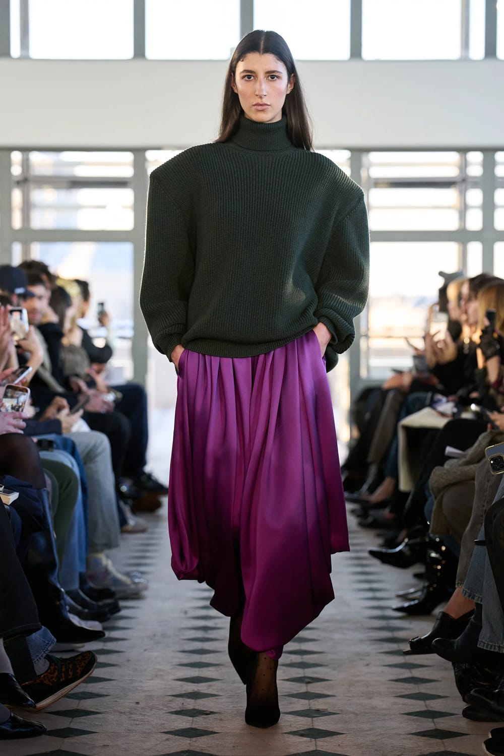 Look avec jupe satin fuchsia sur défilé automne-hiver 2026-2027, couleur tendance Pantone