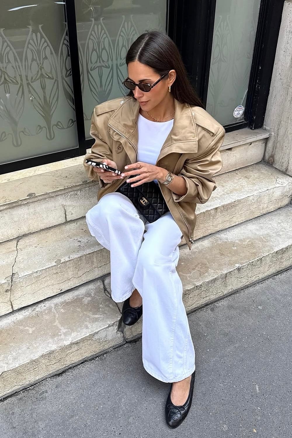 Tenue femme printemps blouson camel jean blanc et ballerines noires style casual chic