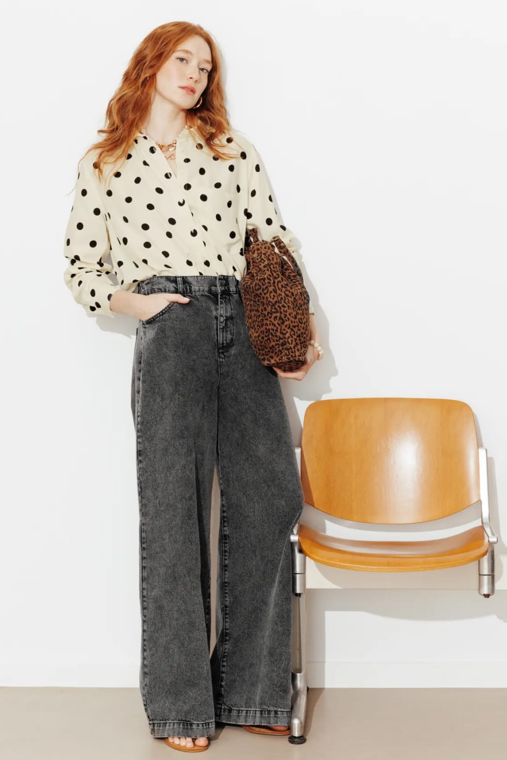 Comment porter une chemise à pois crème et noirs, look avec un jean large gris anthracite et un sac léopard