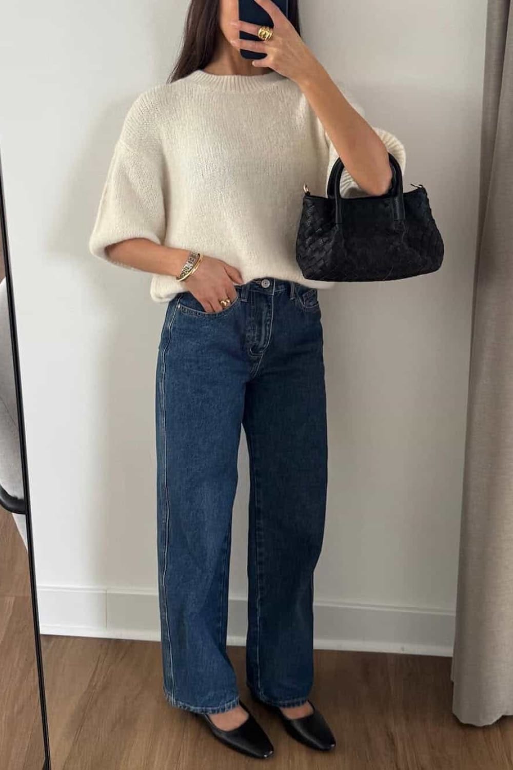 Tenue femme printemps pull crème jean large brut et ballerines noires look épuré