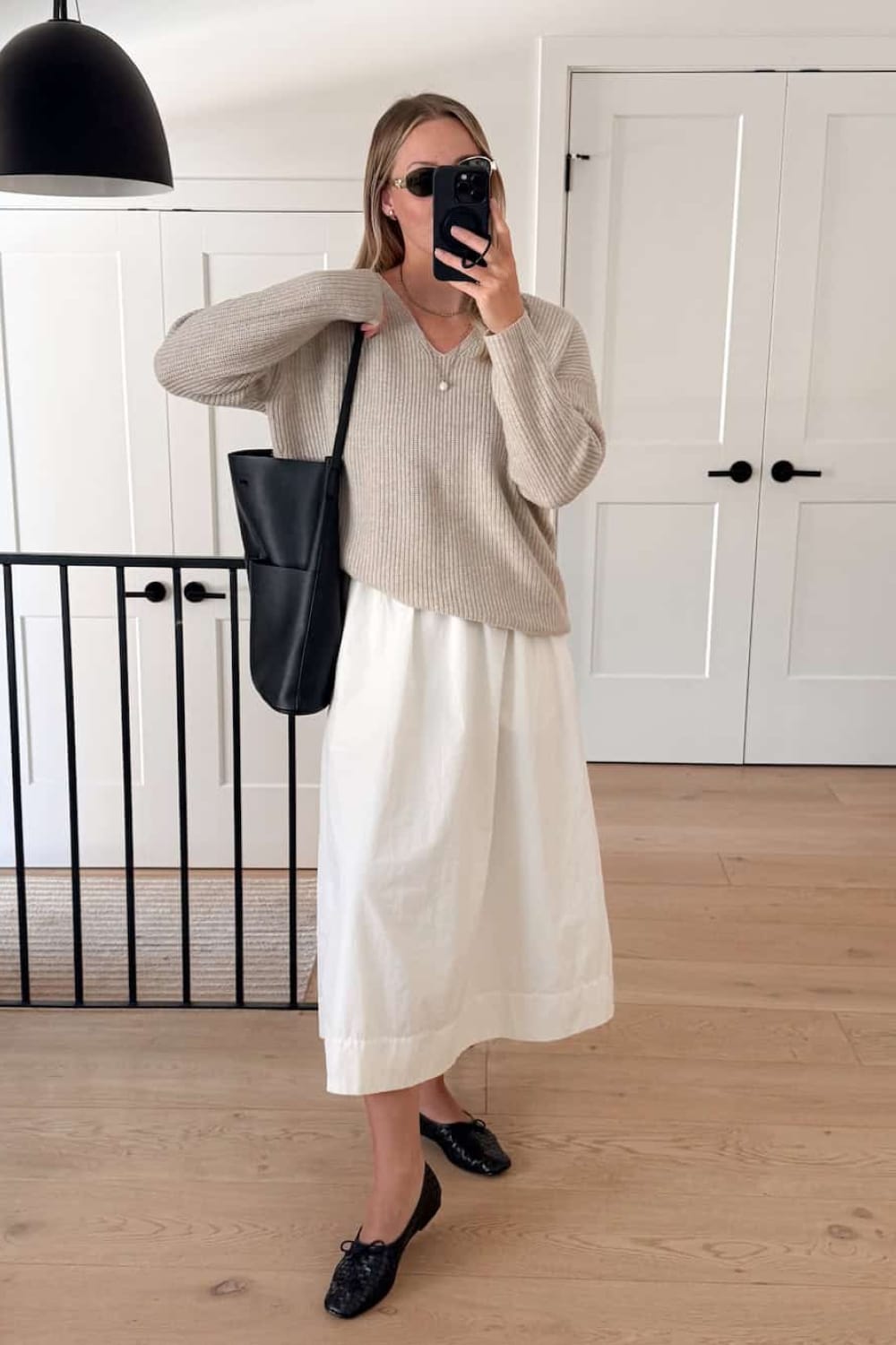 Tenue femme printemps jupe midi blanche et pull en maille beige avec ballerines noires
