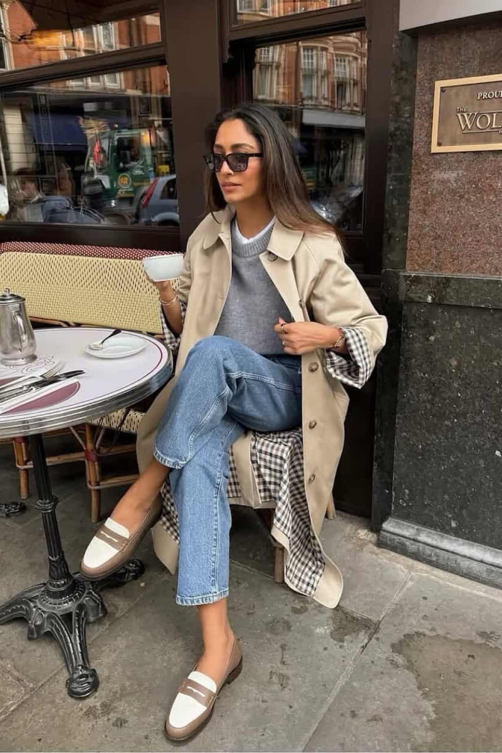 Look printemps femme trench beige jean droit et mocassins style parisien