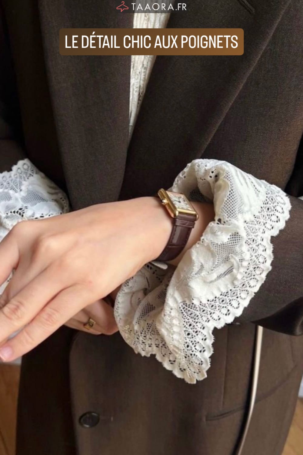 Manchettes en dentelle ivoire qui dépassent des manches d'un blazer marron avec montre dorée