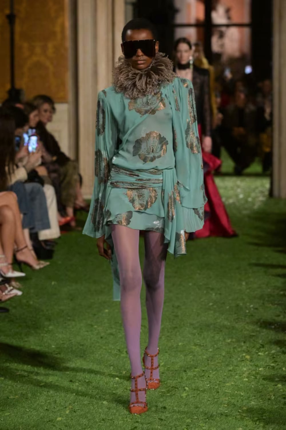 Couleur vert automne-hiver 2026-2027 : robe fluide Neptune Green Pantone