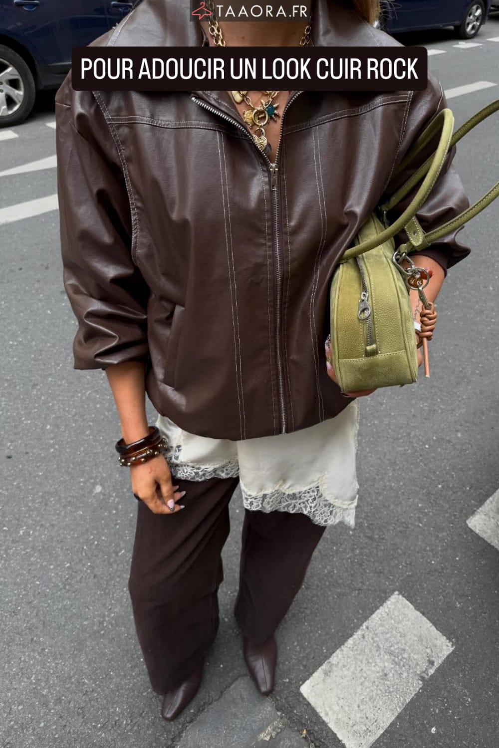 Ourlet en dentelle ivoire qui dépasse sous une veste en cuir marron chocolat avec bottes et sac kaki