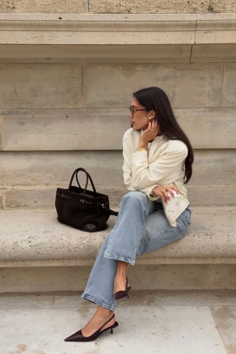 Slingbacks bordeaux à petit talon portés avec un jean wide leg et un blazer crème : tenue de bureau casual chic