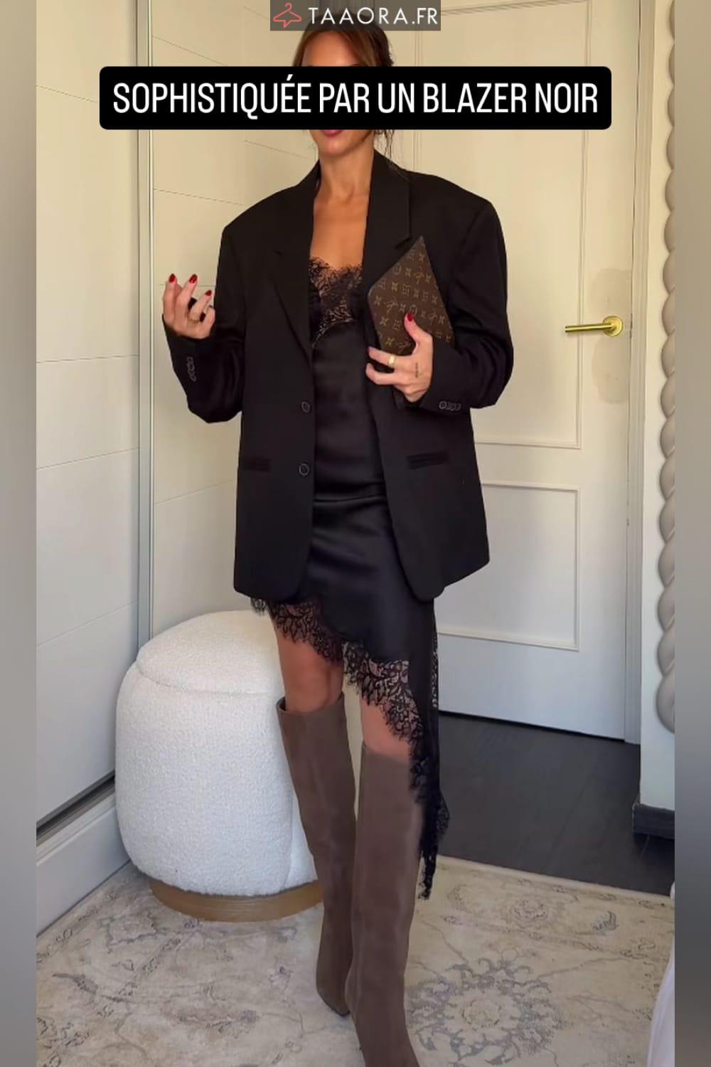 Robe noire à ourlet en dentelle portée avec un blazer oversize noir et des cuissardes taupe