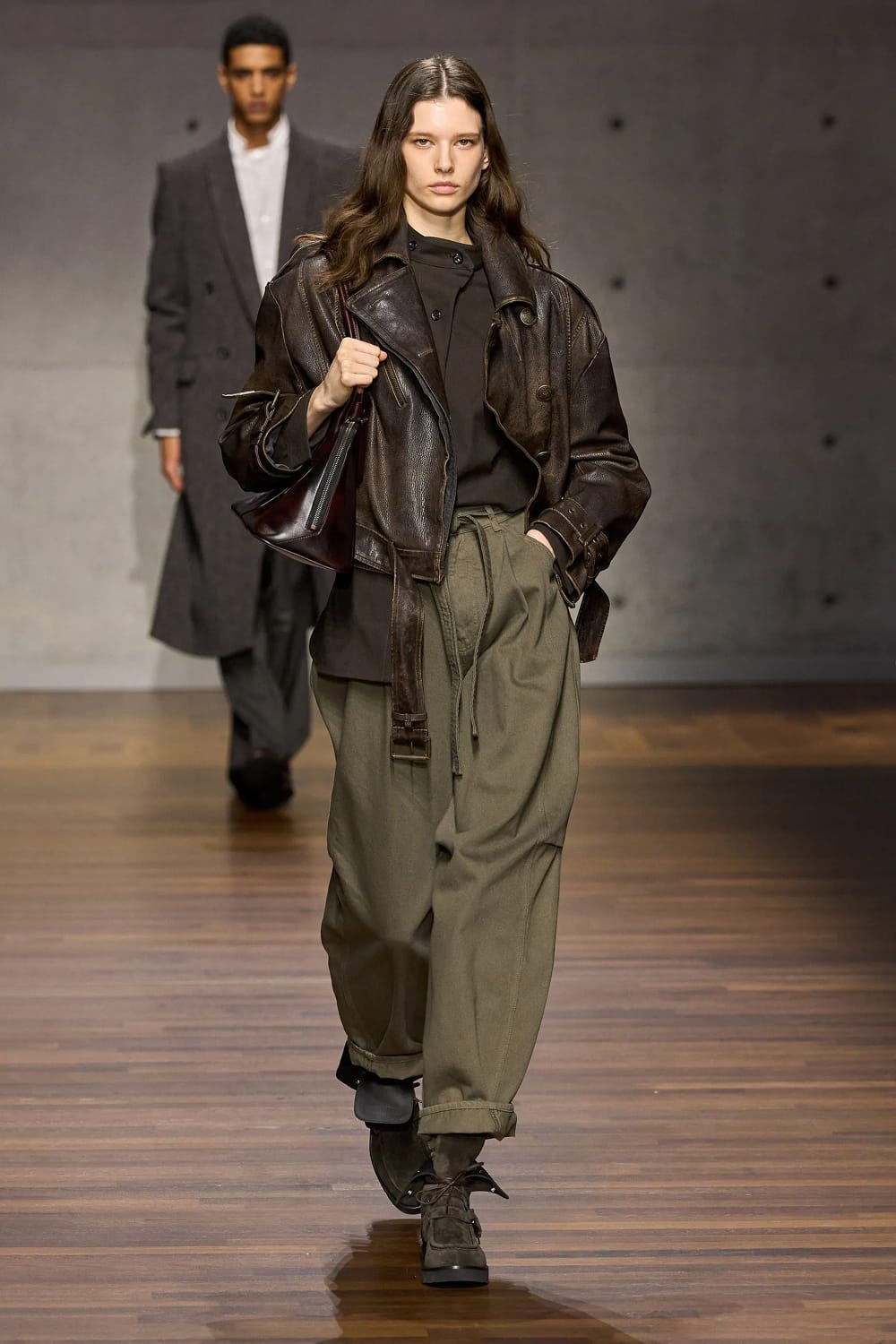 Couleur tendance de l'automne-hiver 2026-2027 : Burnt Olive porté en pantalon cargo au défilé Emporio Armani
