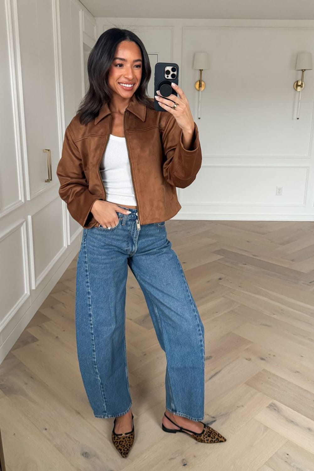 Veste en daim camel zippée à col chemise avec jean wide leg et mules léopard, veste tendance printemps-été 2026