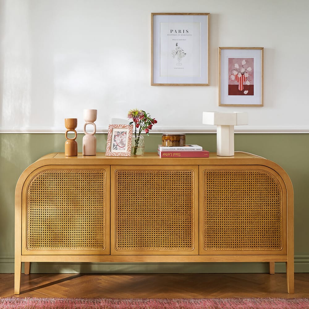Buffet 3 portes Madara en chêne et cannage de rotin avec arches arrondies, dans un salon au mur vert sauge