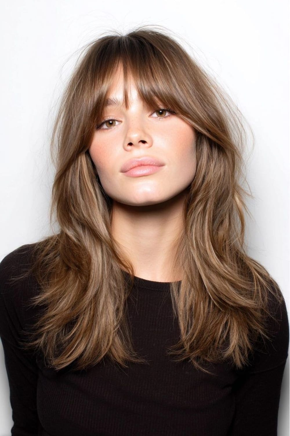 Cheveux longs épais et dégradés avec frange rideau brune