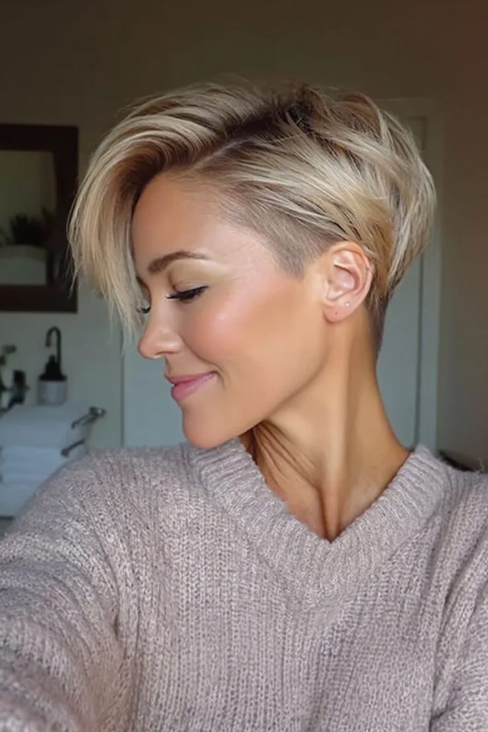 Coupe pixie avec undercut sur cheveux épais blonds