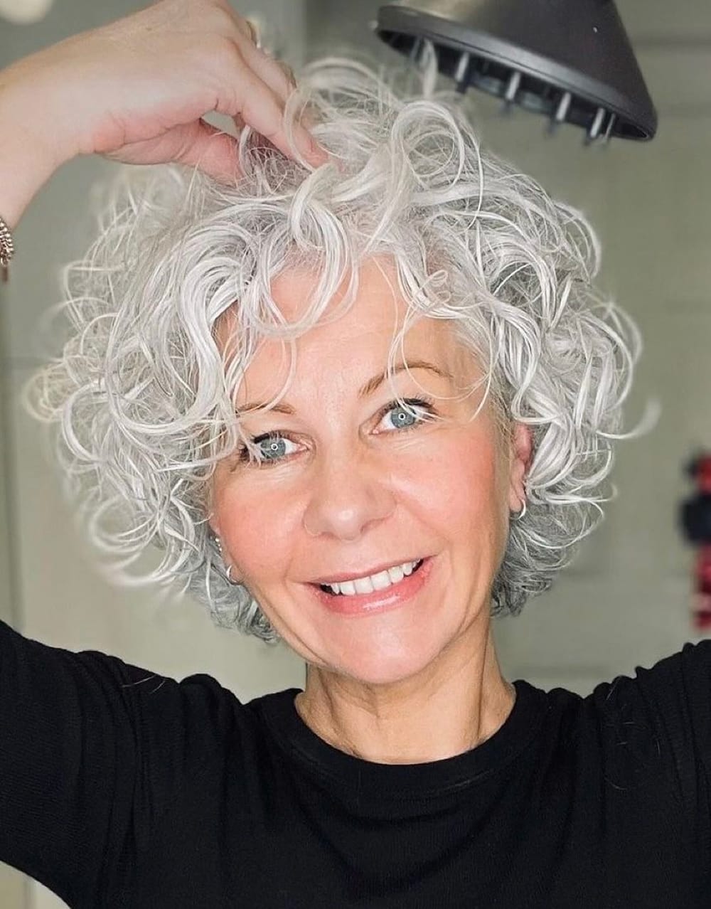 Coupe bob bouclée cheveux blancs femme 60 ans