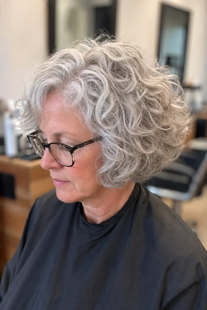 Bob bouclé gris argent coupe salon femme 60 ans, boucles volumineuses et définies