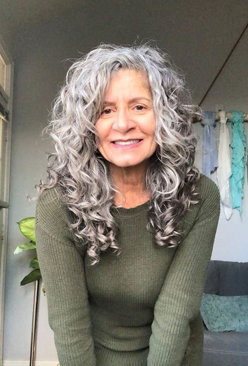 Cheveux très longs bouclés gris spirales naturelle pour femme 60 ans