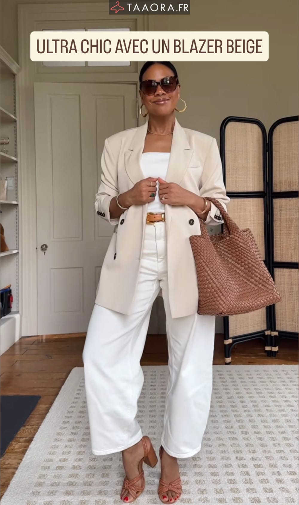 Look chic associant un jean blanc à un blazer beige et des accessoires camel