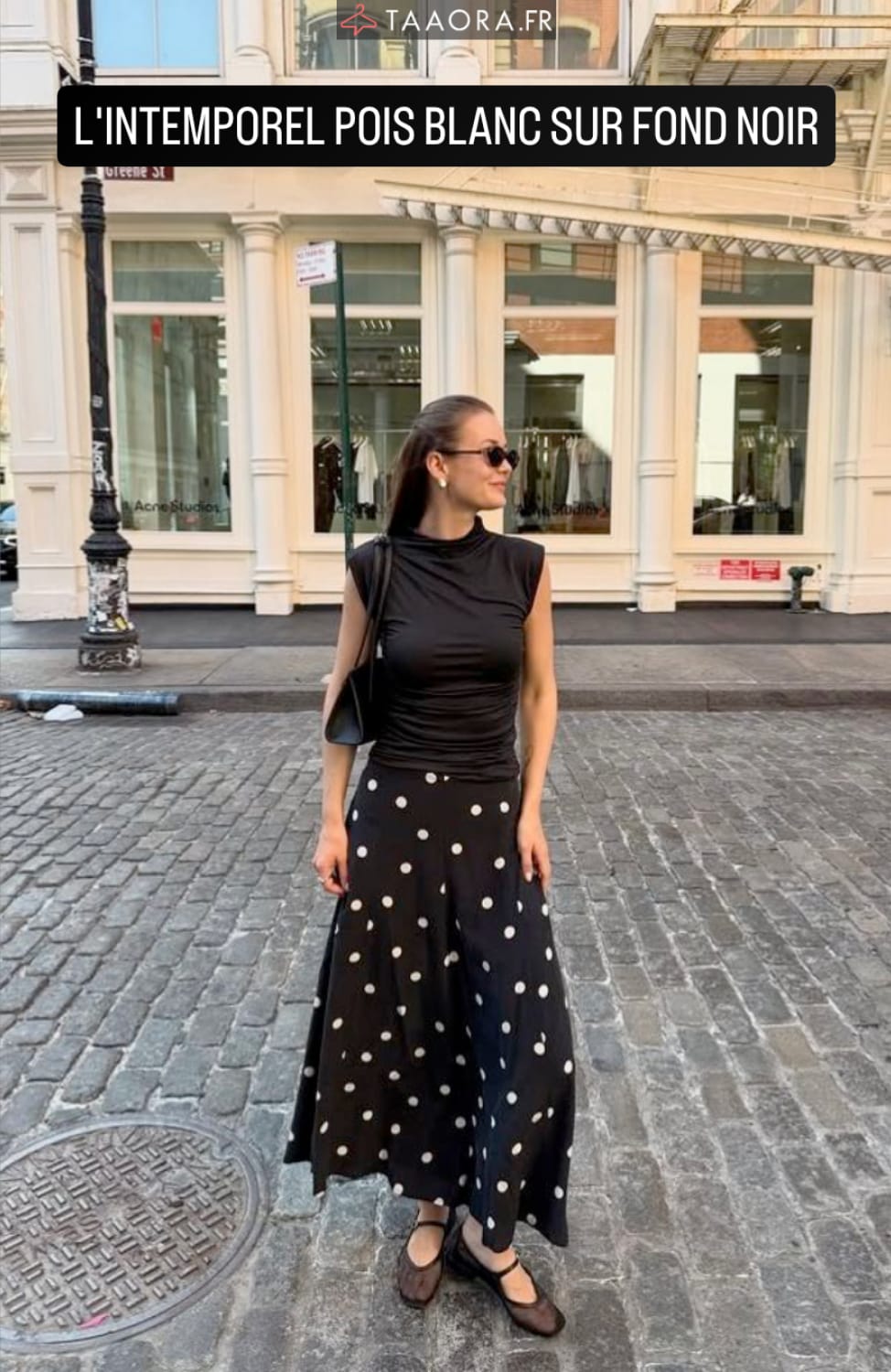 Streetstyle : jupe longue noire à pois blancs portée avec top noir ajusté et babies noires
