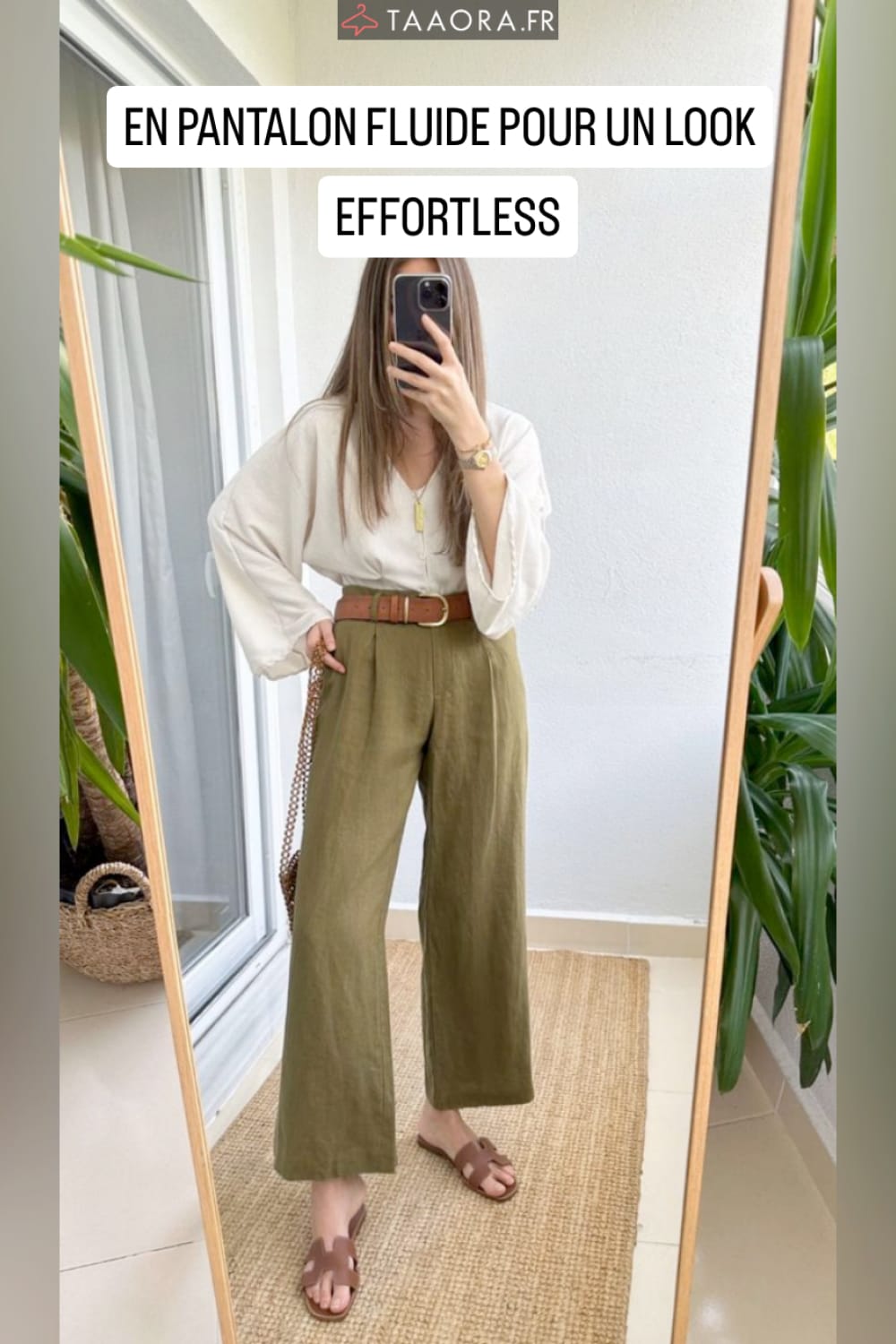 Look effortless avec pantalon fluide vert olive, blouse blanche et ceinture camel, sandales plates marron