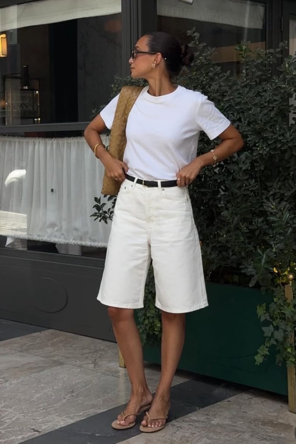 Total look blanc femme bermuda denim taille haute ceinture noire et sac raphia - Style estival