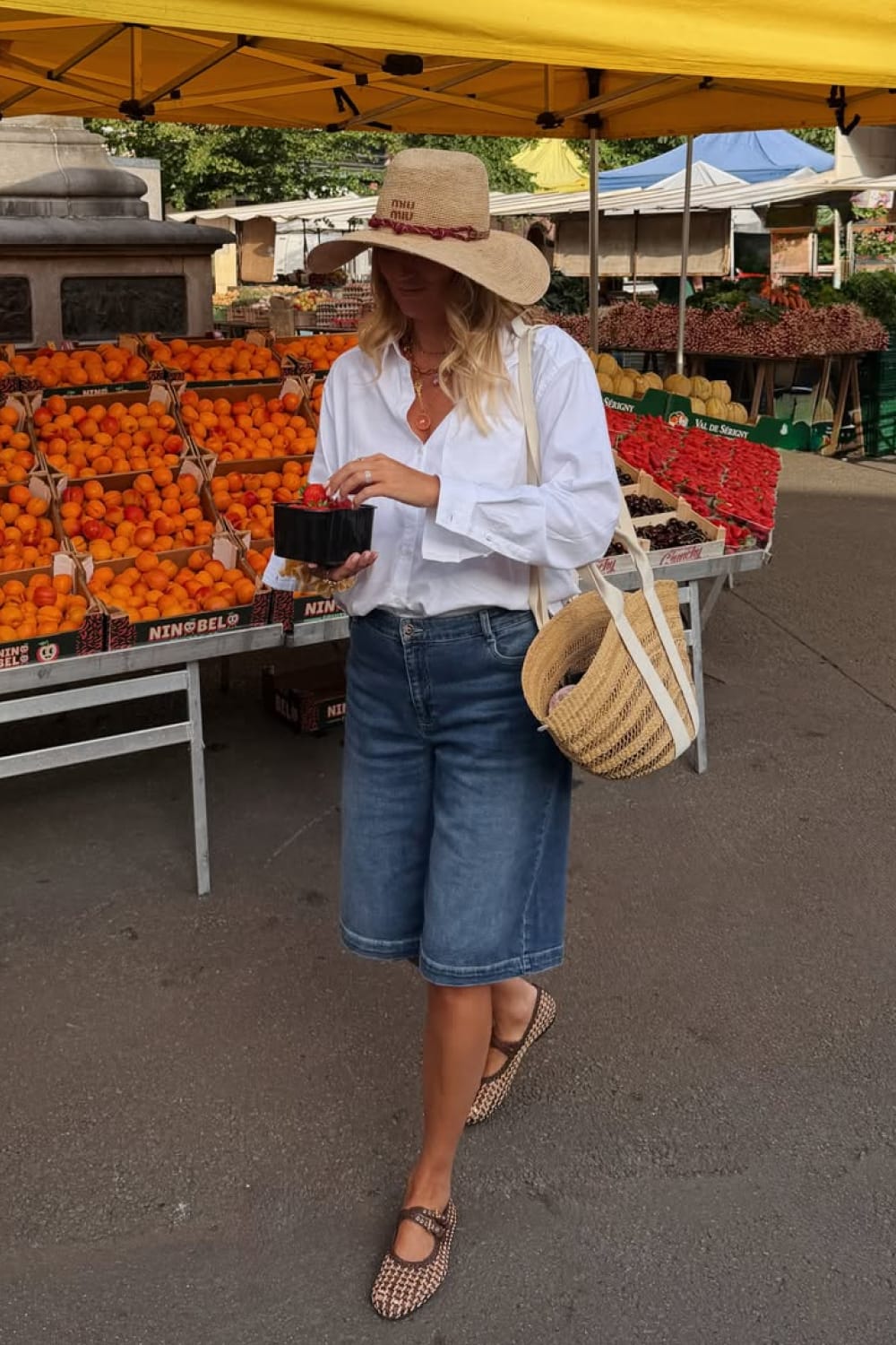 Bermuda denim bleu et chemise blanche flottante avec chapeau de paille - Look vacances été