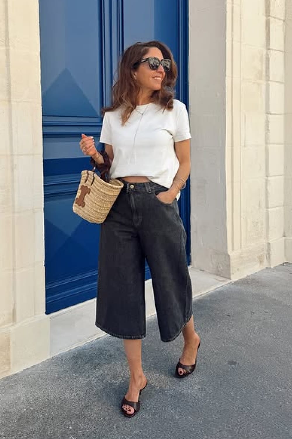 Bermuda denim noir ample taille haute avec t-shirt blanc crop et mules - Look estival chic