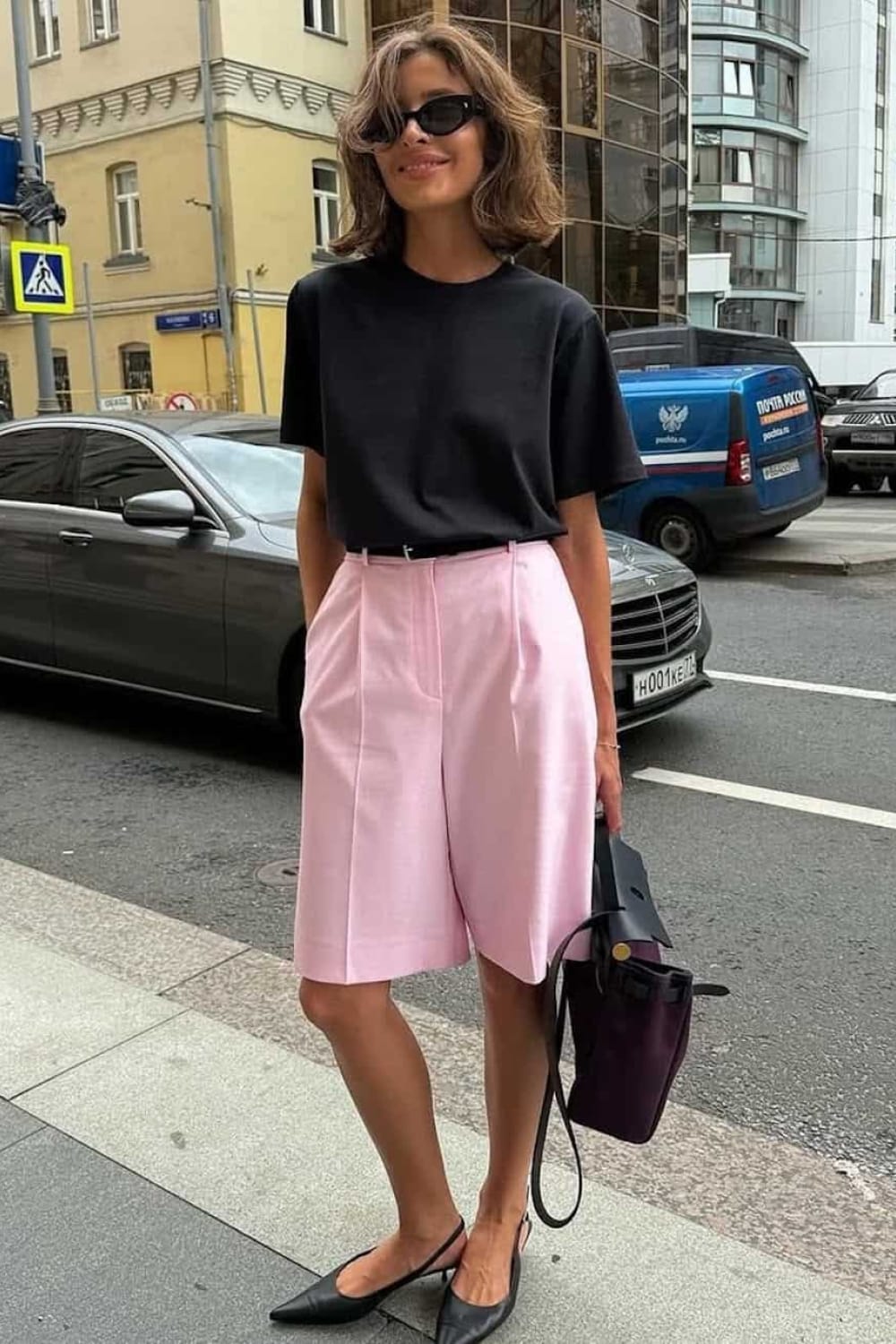 Look bermuda tailleur rose pastel et t-shirt noir avec slingbacks : tenue été chic urbain