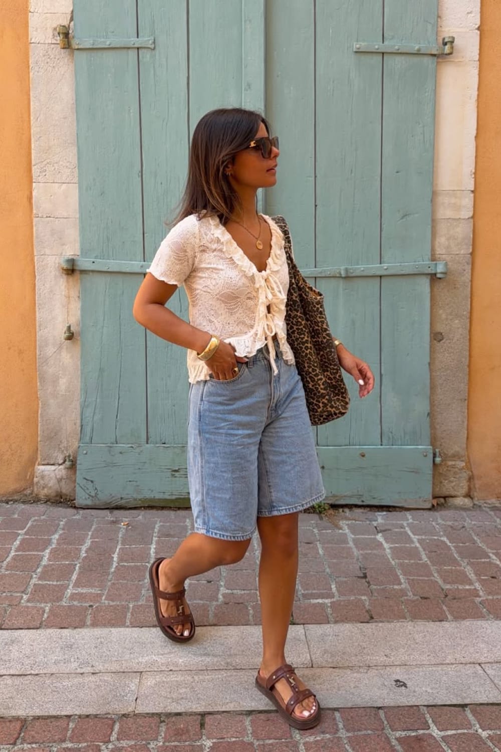Comment porter le bermuda en jean cet été : idée tenue avec haut crochet