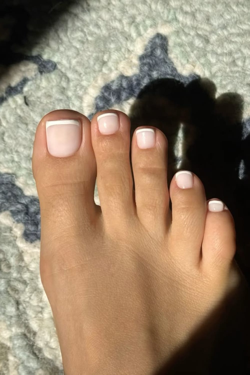 French pédicure classique avec pointe blanche sur base rosée sur ongles carrés