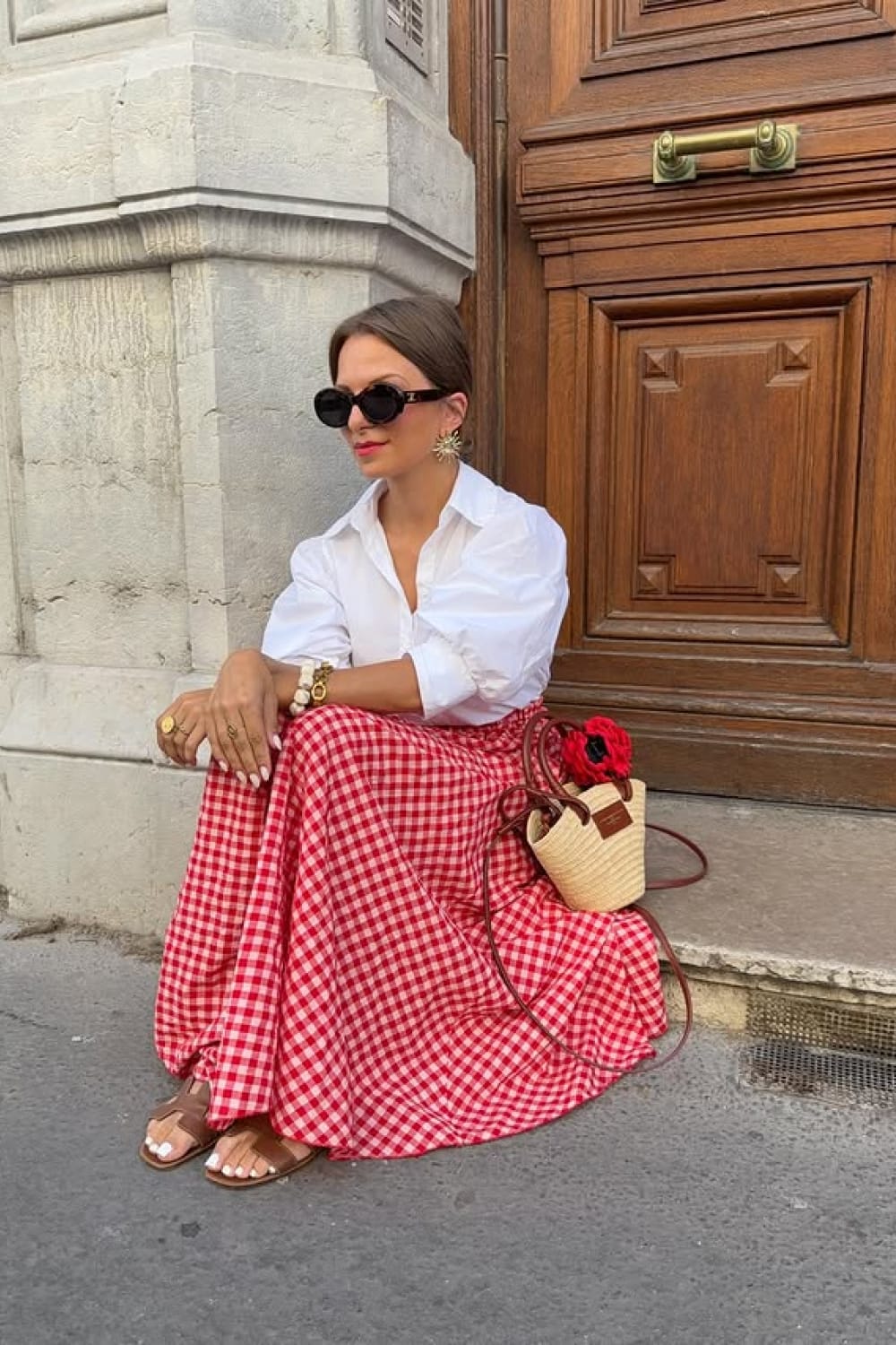 Jupe longue imprimé vichy rouge et blanc portée avec chemise blanche pour un look d'été chic