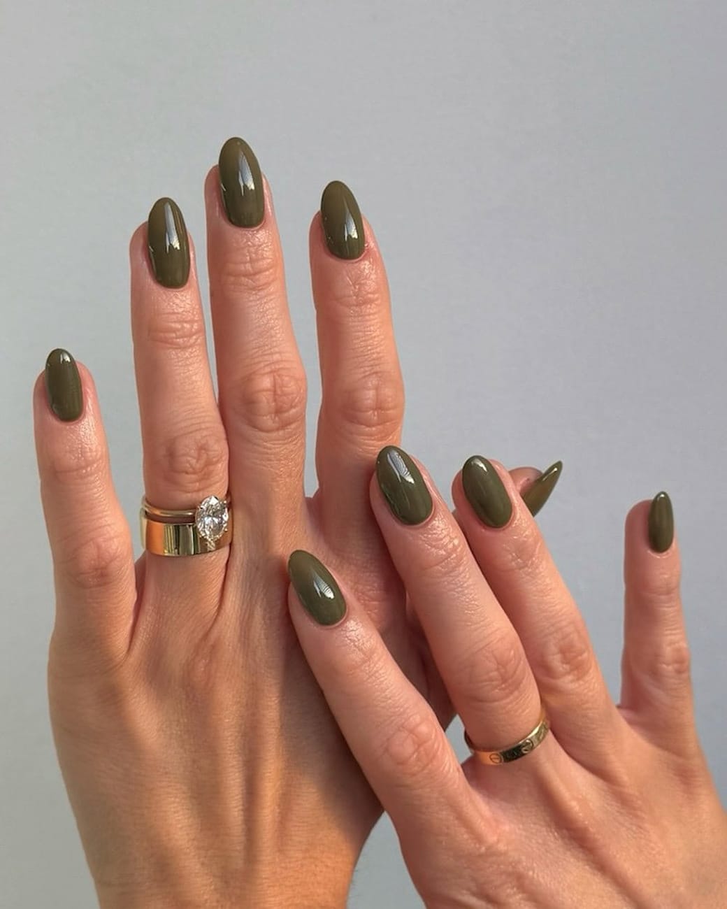 Vernis vert olive brûlé sur ongles amande manucure automne-hiver 2026/2027