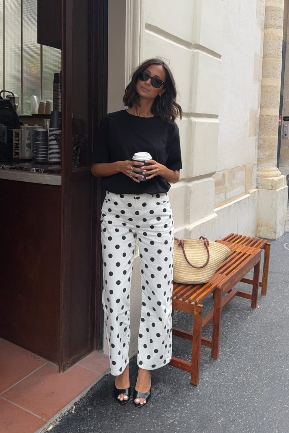 Comment porter le pantalon à pois cet été : idée look avec t-shirt noir et mules