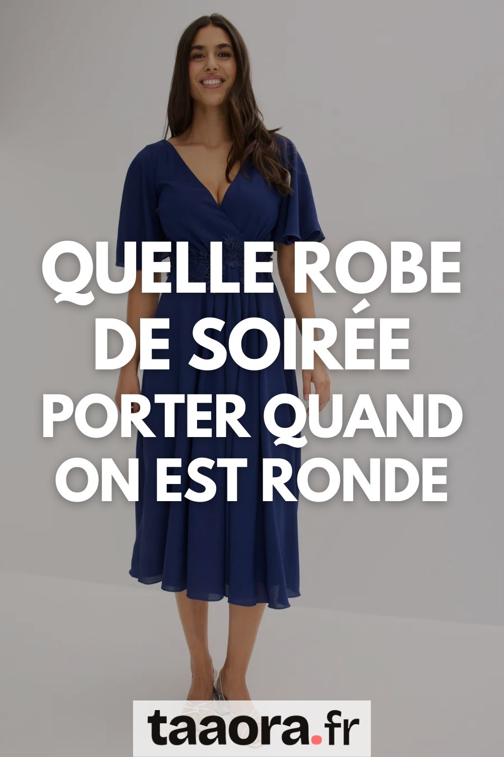 Robe de soirée portefeuille portée par une femme ronde, décolleté croisé et jupe évasée