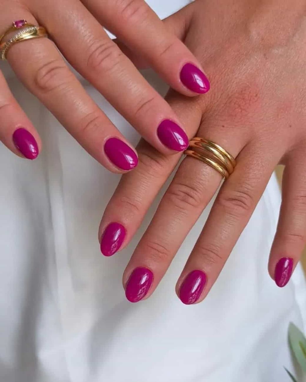 Manucure fuchsia vif vernis rose fuchsia brillant tendance automne hiver 2026