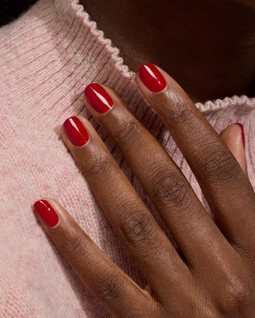 Manucure tendance hiver 2027 : vernis rouge velours profond sur ongles longs