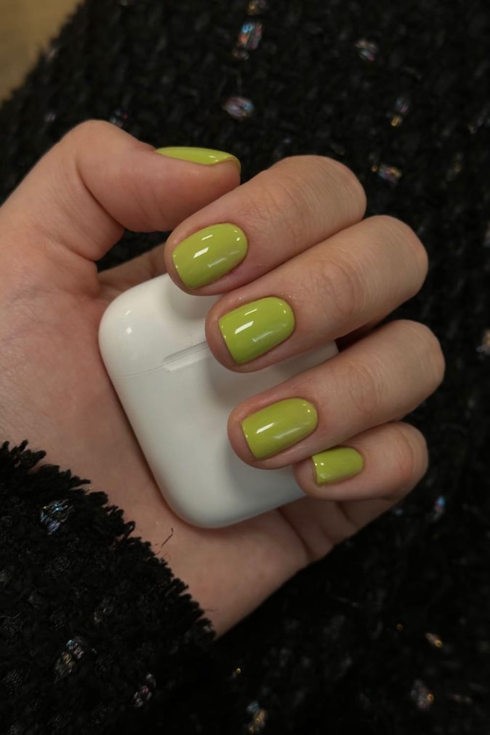 Vernis vert chartreuse vif sur ongles courts manucure automne-hiver 2026/2027