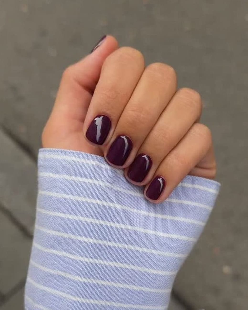 Vernis aubergine prune profond sur ongles courts manucure automne hiver 2026-2027