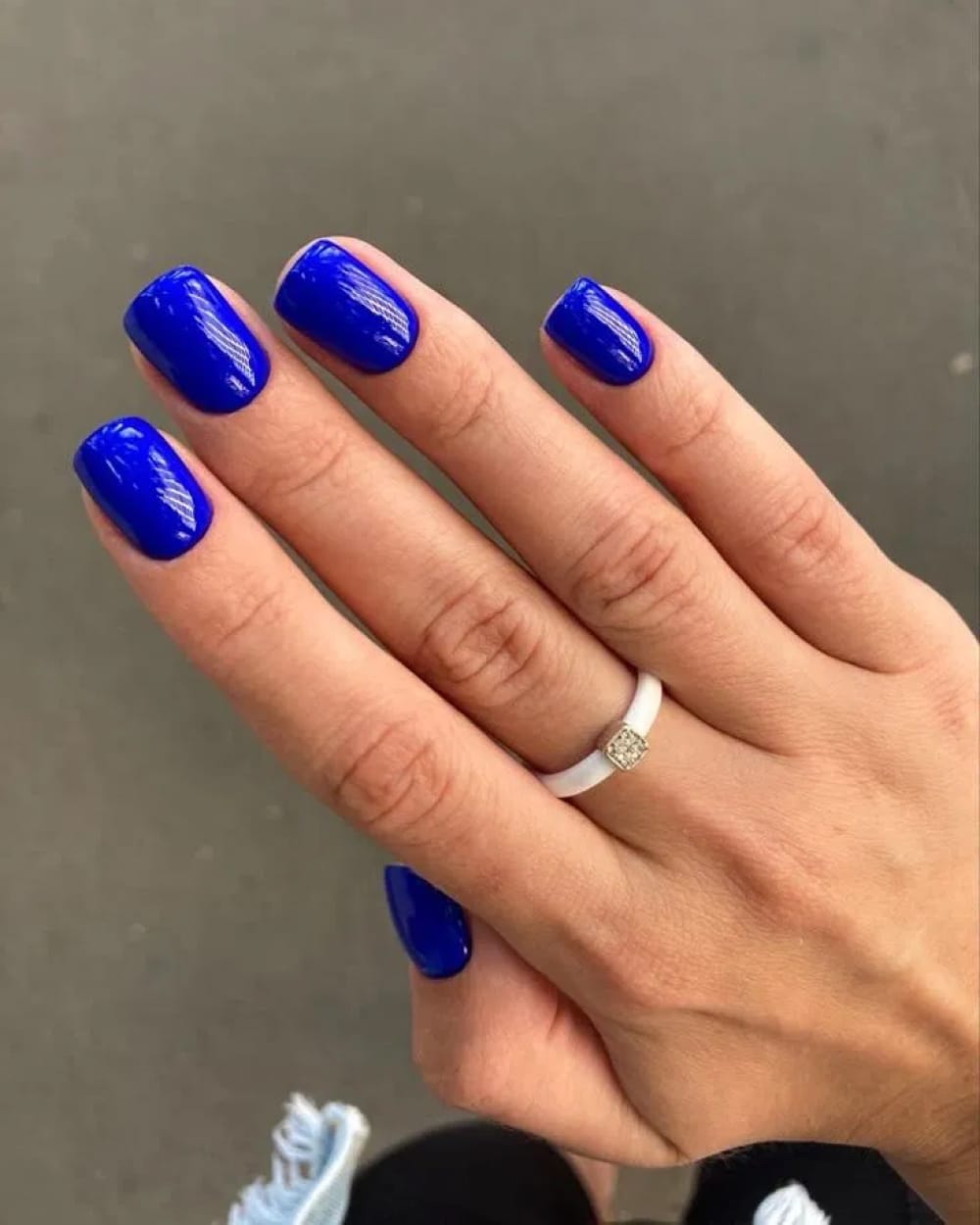 Manucure bleu cobalt intense sur ongles carrés vernis bleu vibrant automne hiver 2026-2027