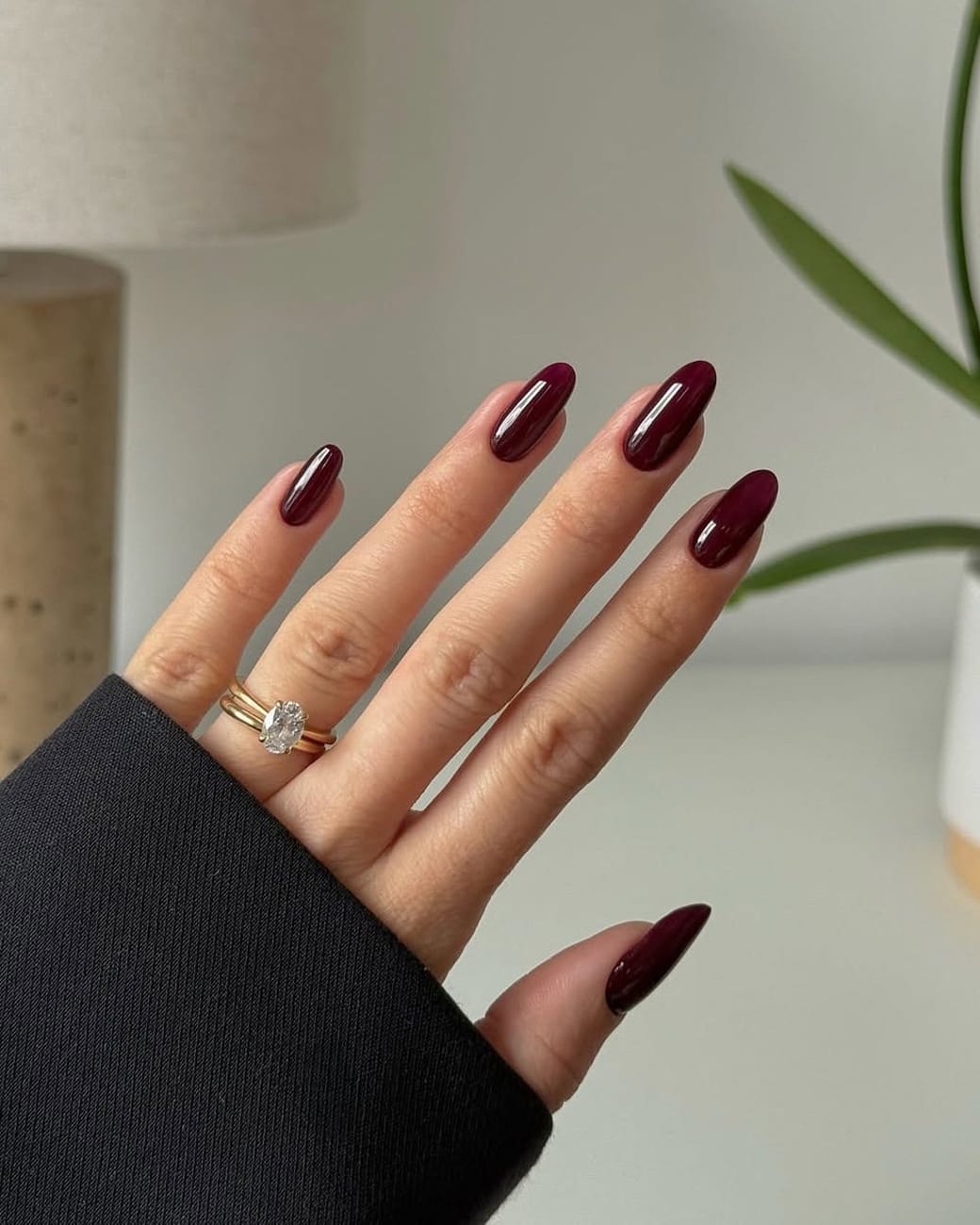 Vernis rouge bordeaux profond sur ongles amande manucure automne-hiver 2026/2027