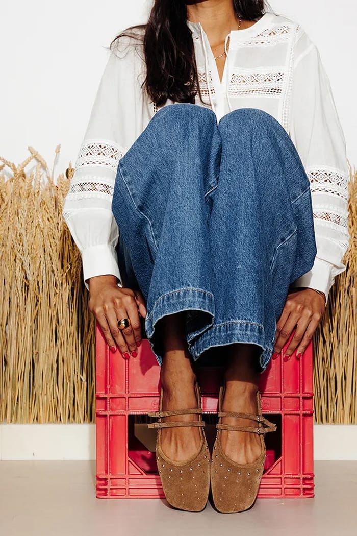 Tenue de rentrée avec babies cloutées en suédé marron, jean large en denim et blouse blanche à dentelle