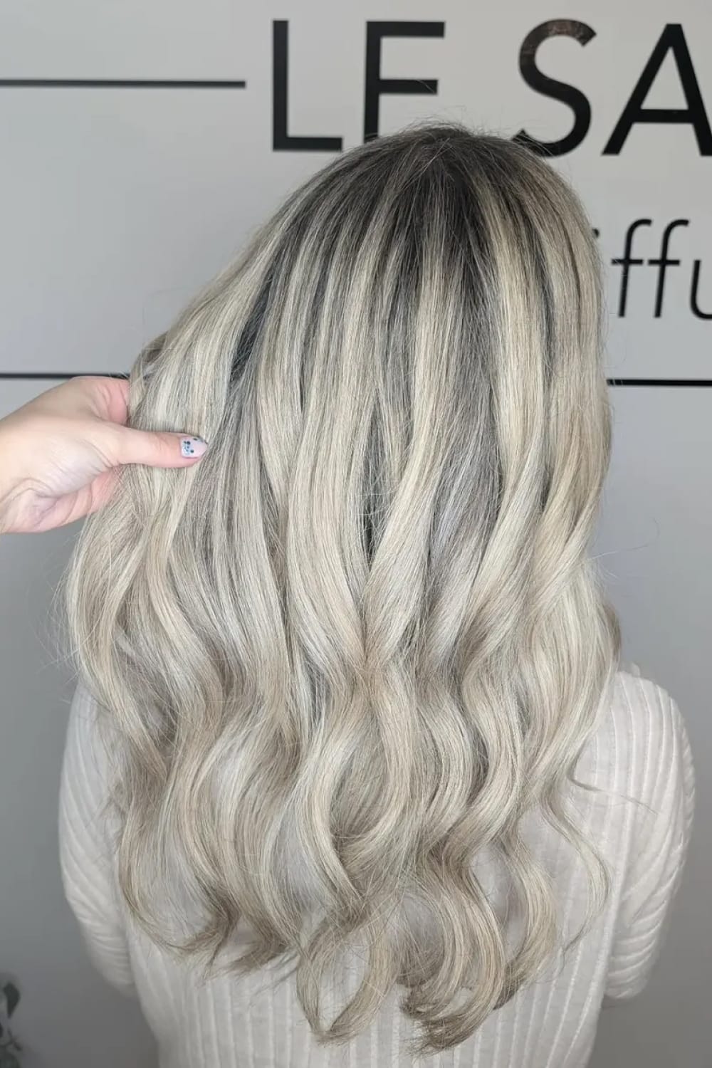 Blond cendré froid sur cheveux longs ondulés avec reflets gris argentés