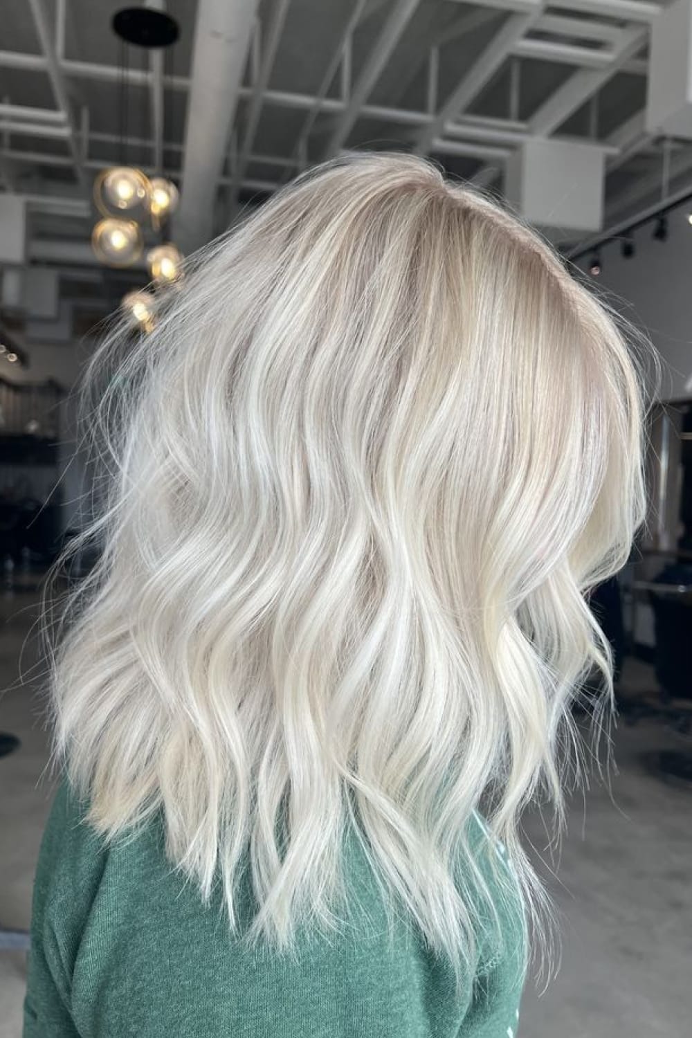 Blond polaire wavy sur carré long dégradé avec reflets froids
