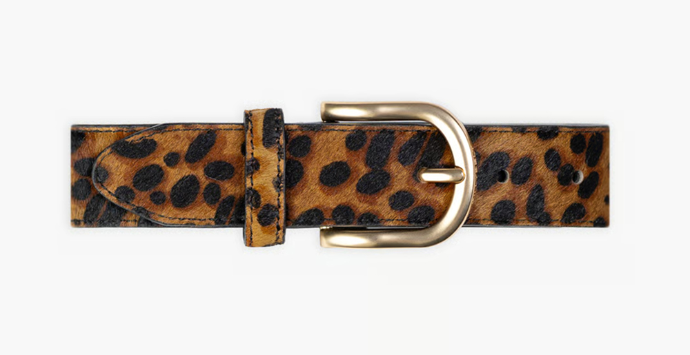 Ceinture léopard marron et noire avec boucle dorée, idéale sur une tenue écrue ou une robe noire