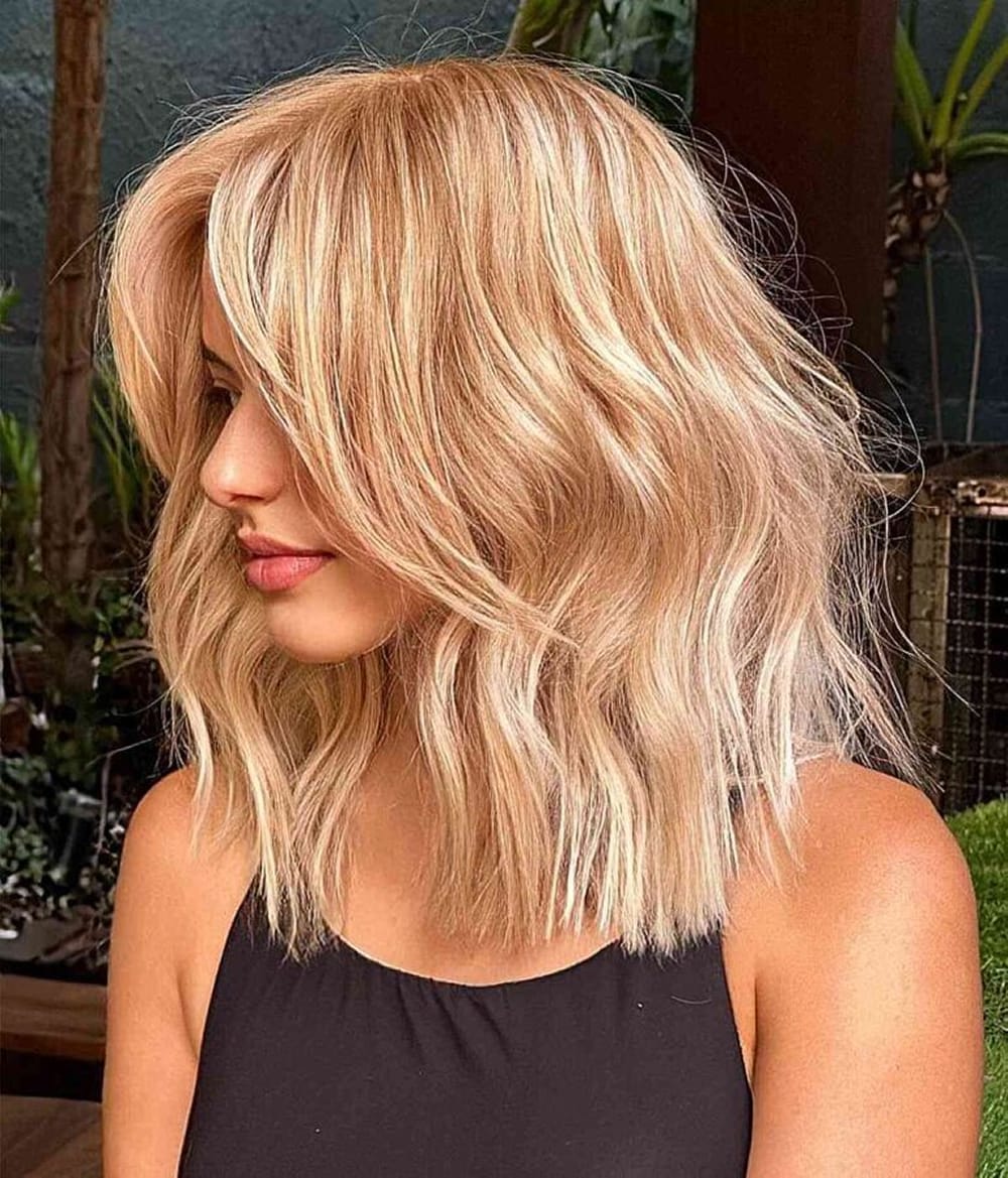 Cheveux couleur blond fraise doré pastel sur carré wavy avec frange rideau