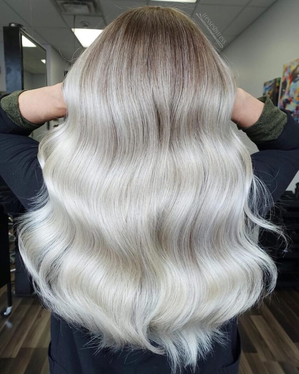 Blond argenté glacé sur cheveux longs ondulés avec reflets nacrés