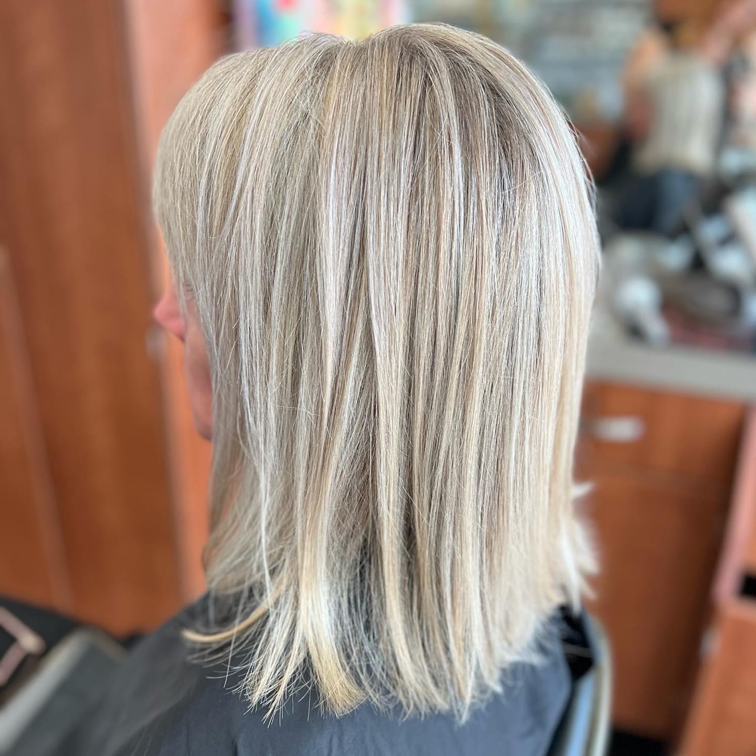 Grey blending blonde sur carré long avec reflets gris perlé