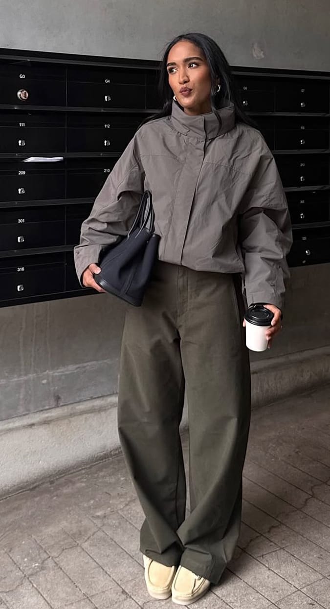 Look sportswear chic de rentrée en blouson court gris taupe à col montant, pantalon large kaki et chaussures écrues