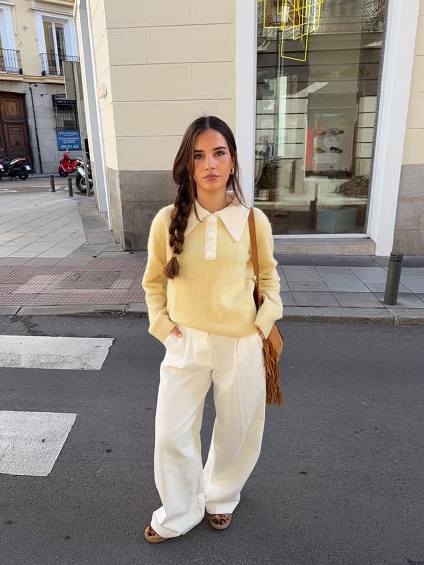 Pull polo jaune à col blanc, pantalon blanc cassé ample et sac marron pour une tenue de rentrée en ville