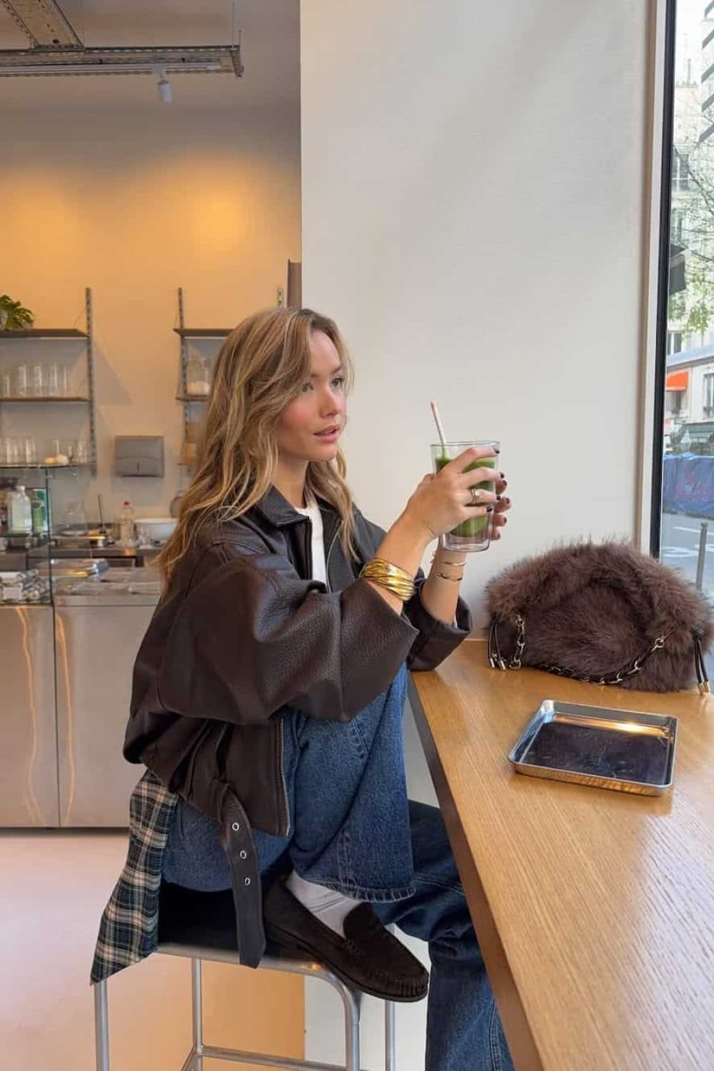 Look casual de rentrée avec veste marron, jean droit, mocassins foncés, chaussettes blanches et sac texturé
